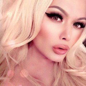 Meet your Posher, Eva